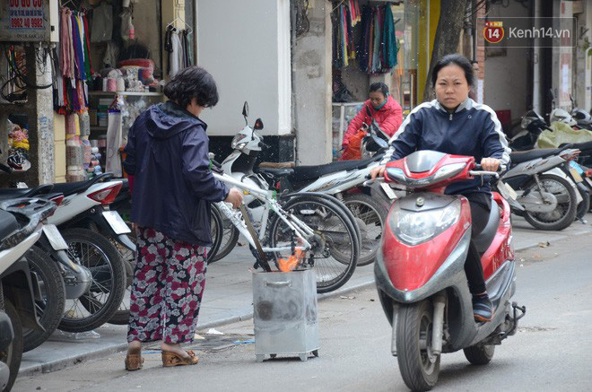Giật mình thon thót với những cảnh đốt vàng mã ngay xe máy, trụ điện của người dân Thủ đô